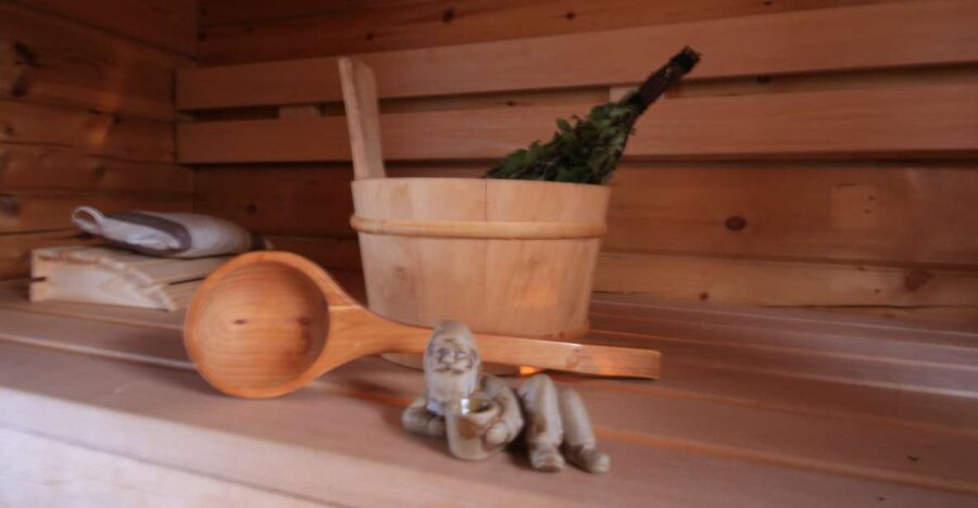 Rovaniemi: Private Sauna, Jacuzzi and Dinner - Dinner in an Old Lapland Cottage