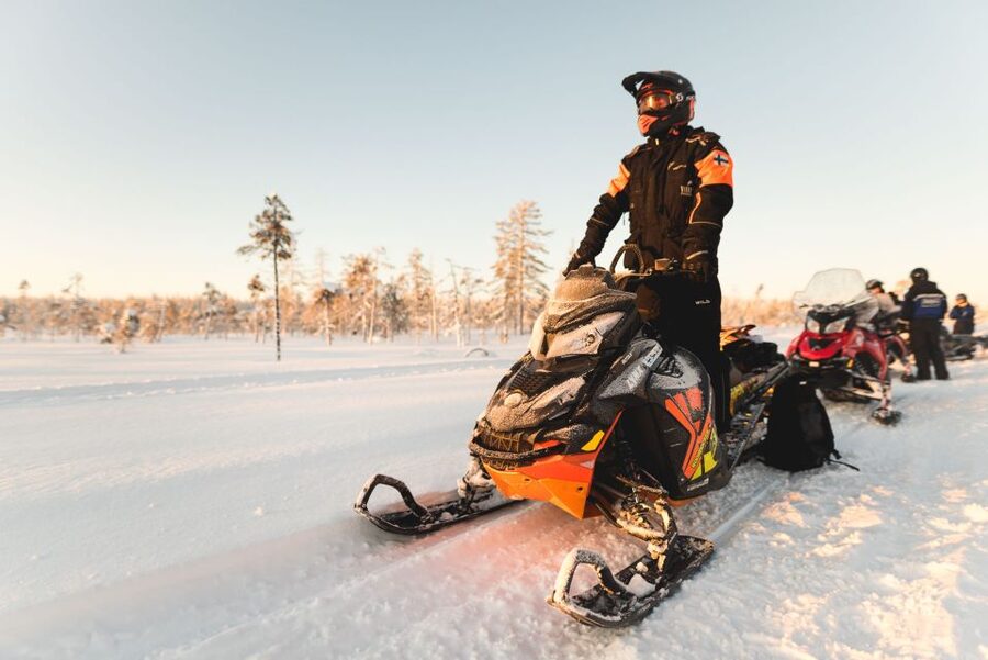 Rovaniemi: Snowmobile Adventure Tour for Adults Only - Photo stops and a warm berry break