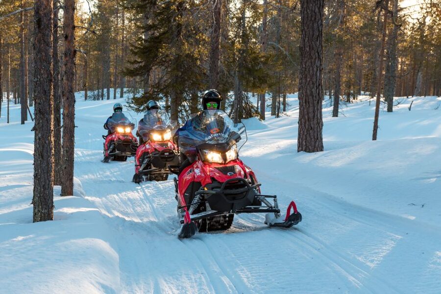 Rovaniemi: Snowmobile and Ice Fishing Adventure with Lunch - Guides who make the outing work