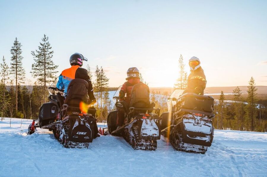 Rovaniemi: Snowmobile Safari Adventure - Learning to control a snowmobile