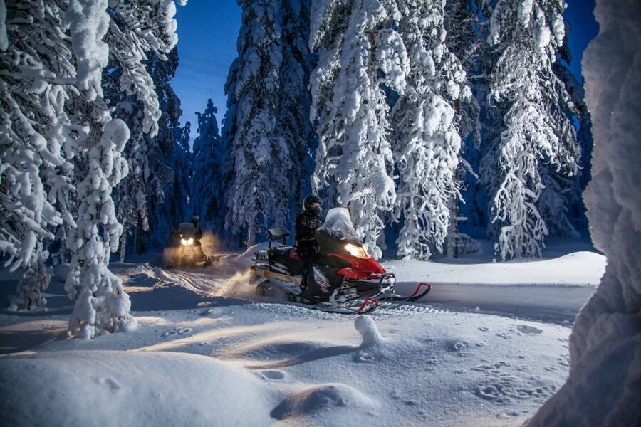 Rovaniemi: Snowmobile Safari & Campfire Evening Escape - Warm Clothing Before the Engines Start