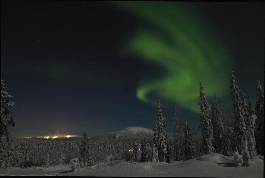 Ruka: Searching for the northern lights with snowshoes - Into Ruka’s forest after sunset