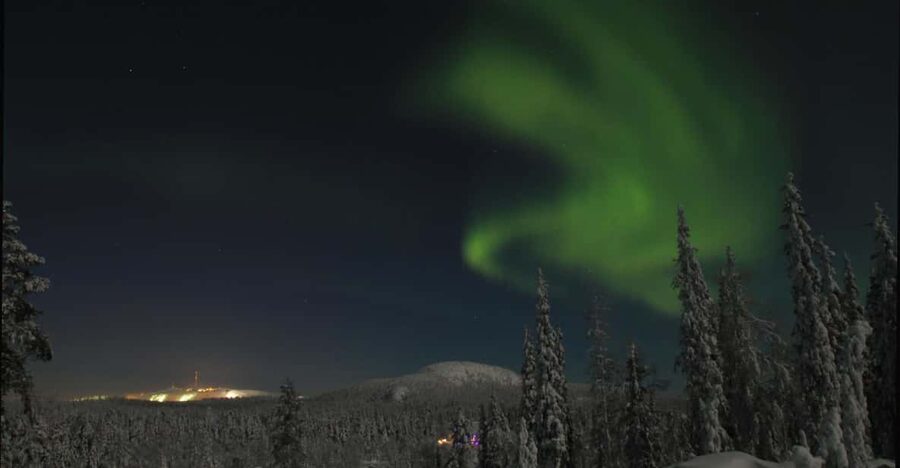 Ruka: Searching for the northern lights with snowshoes - Looking up for the northern lights