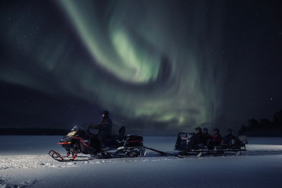 Ruka: Starlight sledging to search for Northern Lights - Leaving Ruka after dark