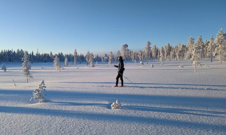 Saariselkä: Back-Country Skiing Guided Tour - Meeting the guide and choosing the right equipment