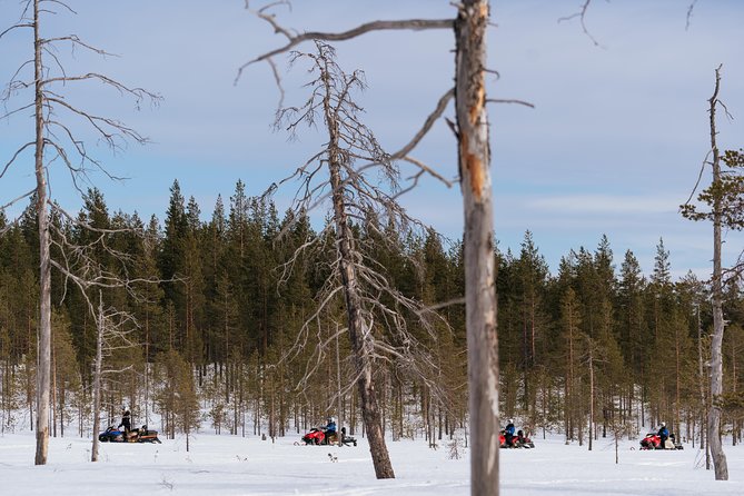 Snowmobile Safari into the Wilderness, Apukka Resort Rovaniemi - Learning to drive a snowmobile