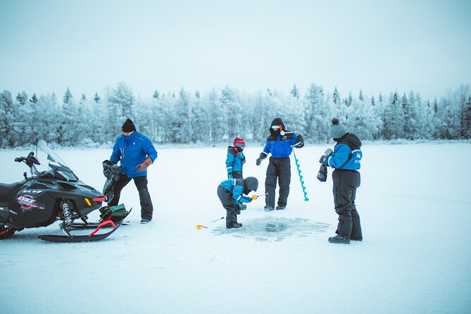 Snowmobiling and ice fishing in Apukka Resort, Rovaniemi - The bonfire is more than a warm-up