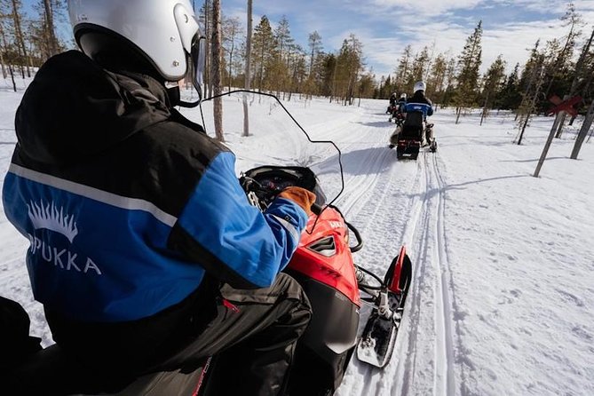 Snowmobiling and ice fishing in Apukka Resort, Rovaniemi - Getting started at Apukka Resort