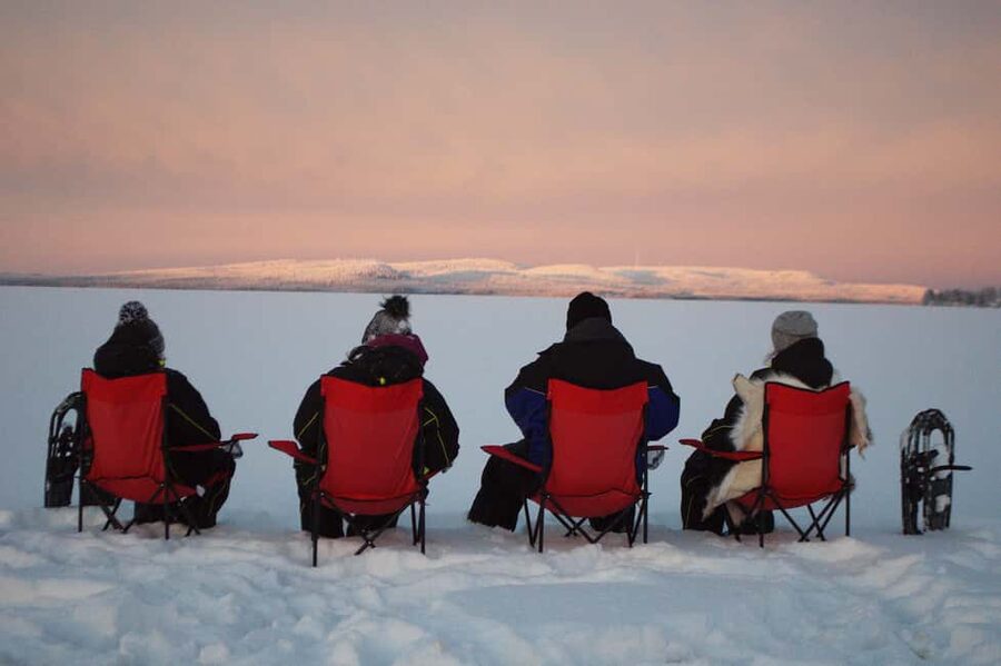 Snowshoe experience with traditional beverages in Lapland - Learning the rhythm of the snowshoes
