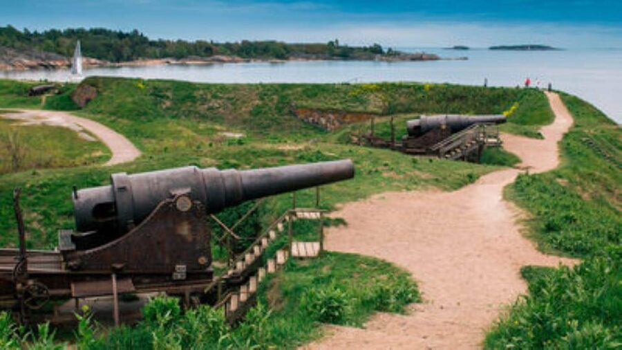 Suomenlinna: Guided Walking Tour with an Authorized Guide - Artillery Bay and Suomenlinna’s defensive purpose