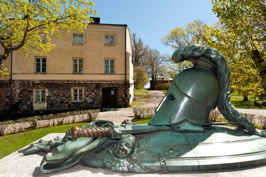 Suomenlinna: Guided Walking Tour with an Authorized Guide - Piper’s Park and the quieter side of the route