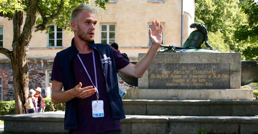 Suomenlinna: Guided Walking Tour with an Authorized Guide - Group size, pace, and the best kind of visitor