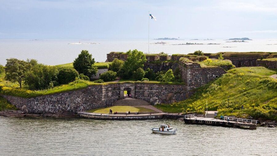 Suomenlinna: Private Tour with an Authorized Guide - Meeting your guide after the ferry crossing