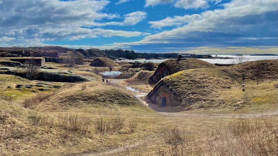 Suomenlinna tour in French with Doro - Suomenlinna Church and the first view of the island
