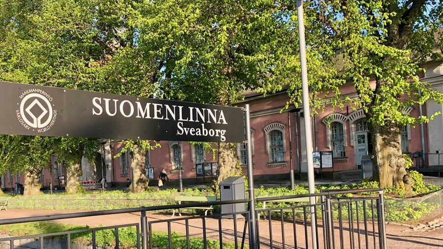 Suomenlinna tour in French with Doro - King’s Gate and Suomenlinna’s most famous approach
