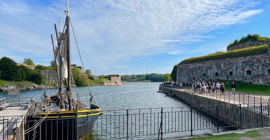 Suomenlinna tour in French with Doro - Why Doro’s French commentary adds real value