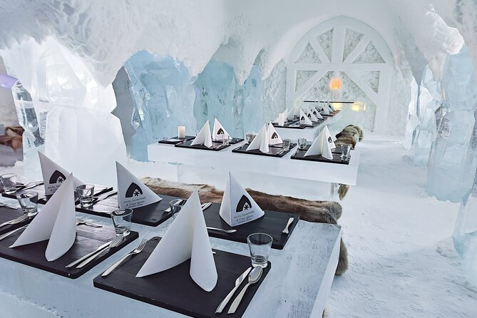Visiting package: Guided Tour at Arctic Snow Hotel - Handling crowds and getting better views