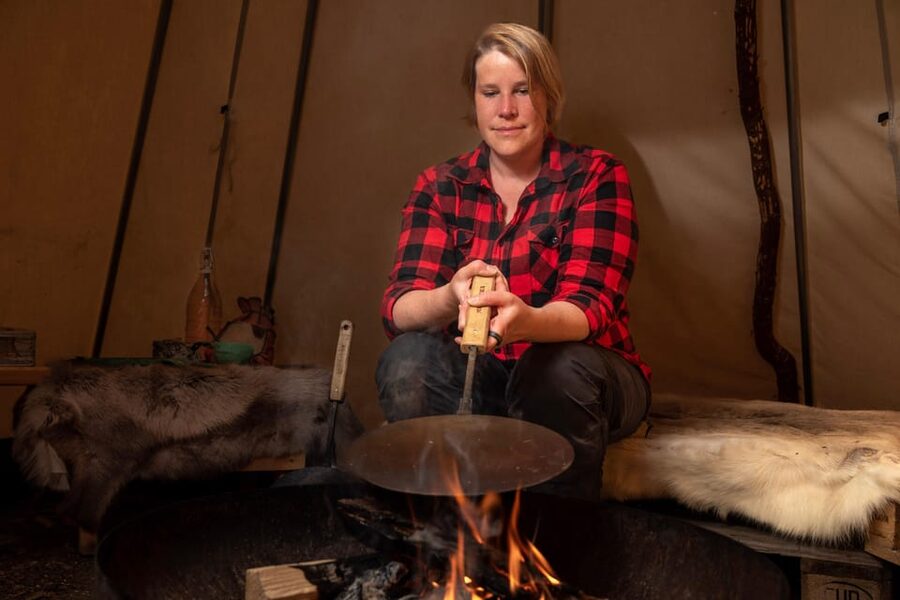 Ylläs: Fireside tasting in a traditional lavvo - Arriving at Rajalammentie 59