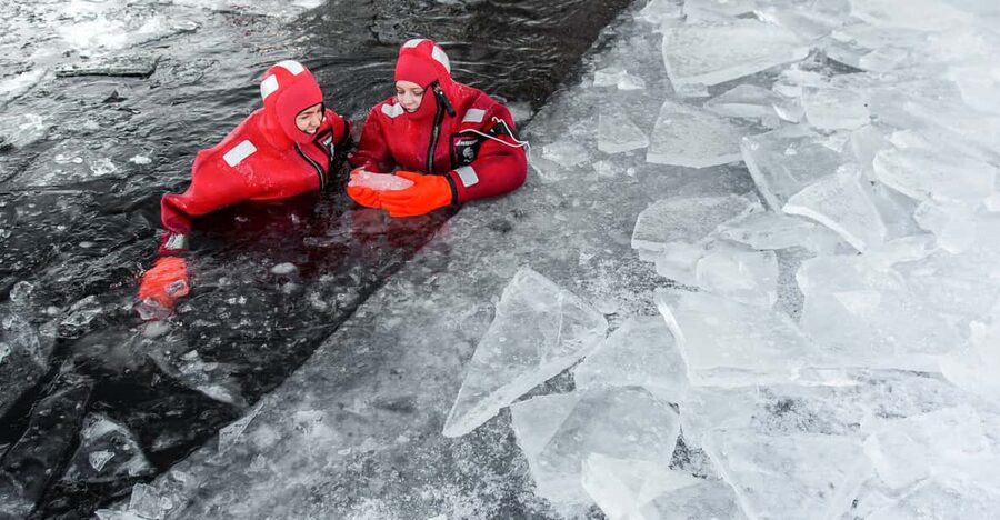 Ylläs: Lake Ylläsjärvi Ice-Floating Experience - Getting Ready in the Floating Suit