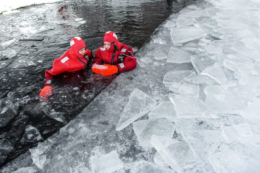 Ylläs: Lake Ylläsjärvi Ice-Floating Experience - Entering the Ice Hole on Lake Ylläsjärvi