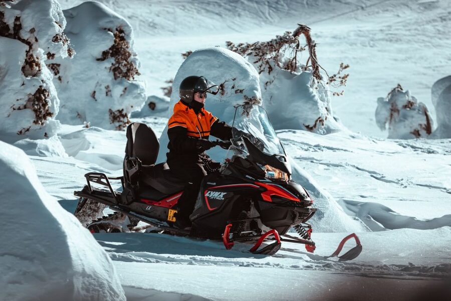 Ylläs: Wilderness Snowmobile Tour - Getting ready in Ylläsjärvi